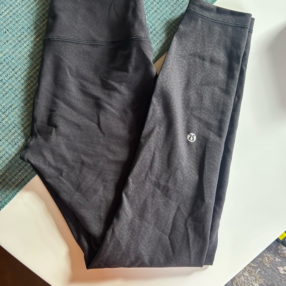 Wunder Train High-Rise Tight 25"
Distressed Twill Emboss Black